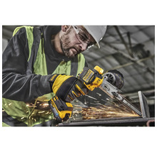 Mann schleift Metall mit einem DeWalt Akku-Bandschleifer, Funken fliegen