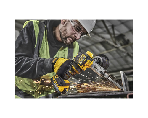 Mann schleift Metall mit einem DeWalt Akku-Bandschleifer, Funken fliegen