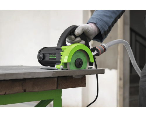 Eibenstock Fliesenschneider im Einsatz auf einem Tisch