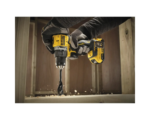 Dewalt Akku-Bohrschrauber im Einsatz beim Bohren in Holz