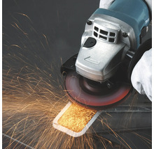 Winkelschleifer beim Schleifen von Metall mit Funkenflug