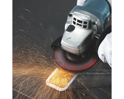 Winkelschleifer beim Schleifen von Metall mit Funkenflug