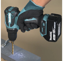 Makita Akku-Bohrschrauber beim Bohren in ein graues Werkstück