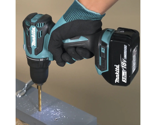 Makita Akku-Bohrschrauber beim Bohren in ein graues Werkstück
