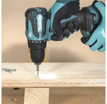 Akkuschrauber beim Eindrehen einer Schraube in ein Holzbrett, bedient von einer Person mit Handschuhen.