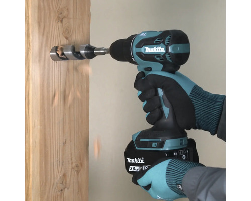 Makita Akku-Bohrschrauber bohrt Loch in Holz