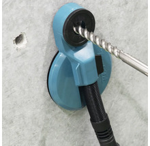 Bohrmaschine mit Bohrstaubabsaugung an einer Wand