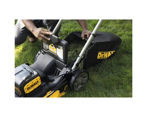 Rasenmäher mit Fangkorb wird von einer Person auf einer Rasenfläche bedient.