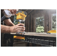 Ein Mann verwendet eine Oberfräse von DeWalt, um ein Stück Holz zu bearbeiten.