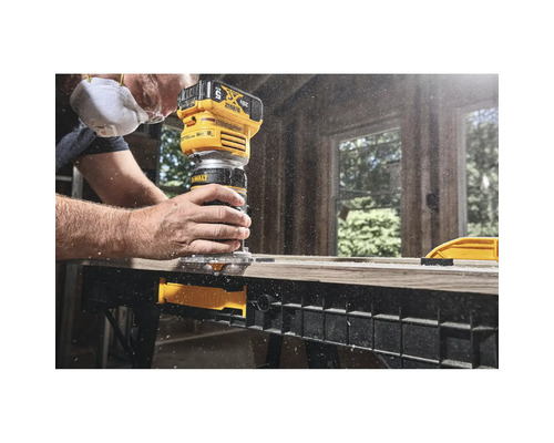 Ein Mann verwendet eine Oberfräse von DeWalt, um ein Stück Holz zu bearbeiten.