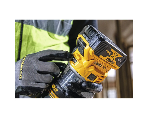 Dewalt Akku-Oberfräse in der Hand eines Handwerkers