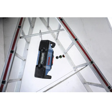 Bosch Logo auf einem digitalen Nivelliergerät, das an einer Leiter befestigt ist