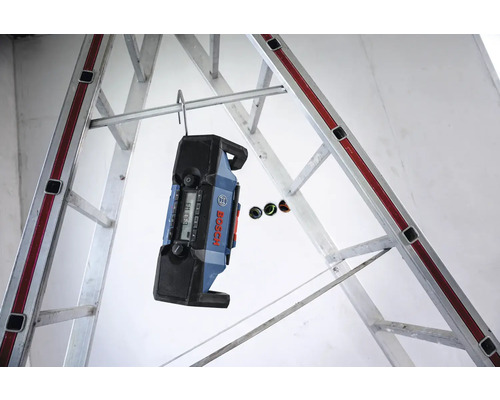 Bosch Logo auf einem digitalen Nivelliergerät, das an einer Leiter befestigt ist