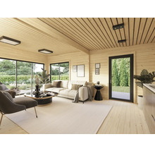 Wohnzimmer mit Holzvertäfelung, Sofa, Sesseln, Teppich und Fenstern