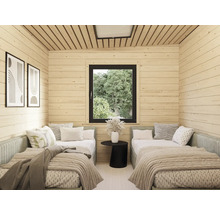 Hell gestrichener Raum mit zwei Betten und Holzvertäfelung für ein helles und gemütliches Ambiente.