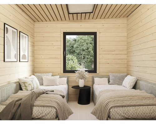 Hell gestrichener Raum mit zwei Betten und Holzvertäfelung für ein helles und gemütliches Ambiente.