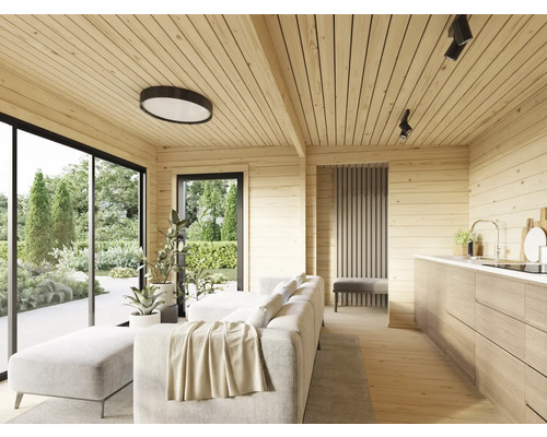 Helles Wohnzimmer mit Holzvertäfelung, Sofa, Küche und großen Fenstern mit Blick in den Garten.