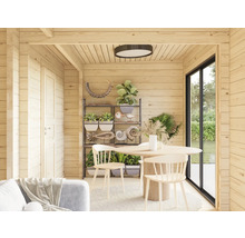 Helles Interieur mit Holzwänden, Esstisch und Dekorationen