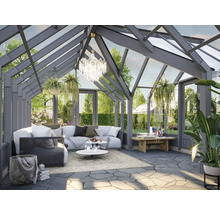 Wintergarten mit Sitzgruppe, Tisch und dekorativen Pflanzen.