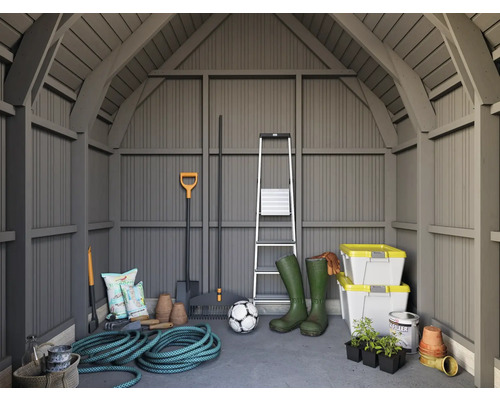 Gartenschuppen Innenansicht mit Gartengeräten, Leiter, Gummistiefeln und Aufbewahrungsboxen