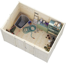 Innenansicht eines Holzgartenhauses mit Schubkarre, Gartenschlauch und Gartengeräten