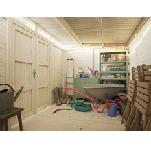 Innenansicht eines hellen Gartenschuppens mit Gartengeräten, Regalen und Werkzeugen.