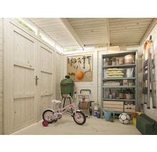 Innenansicht eines Gartenhauses mit Regalen, Grill, Werkzeugen, Kinderrad und Gartenzubehör.