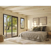 Helles Schlafzimmer im Holzhaus mit Fenster und Terrassentür