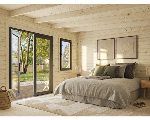 Helles Schlafzimmer im Holzhaus mit Fenster und Terrassentür
