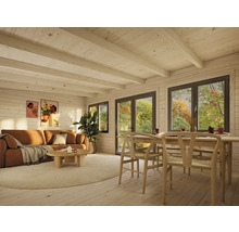 Heller Wohnraum mit Holzdecke, braunem Sofa, Esstisch und Blick durch Fenster