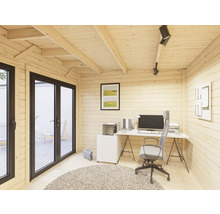 Büro in einem Gartenhaus mit Schreibtisch, Bürostuhl und Regalen