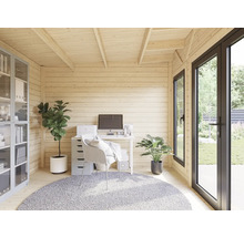 Helles Gartenhaus mit Büroausstattung, Schreibtisch, Bürostuhl und Pflanzen für den Arbeitsbereich im Freien