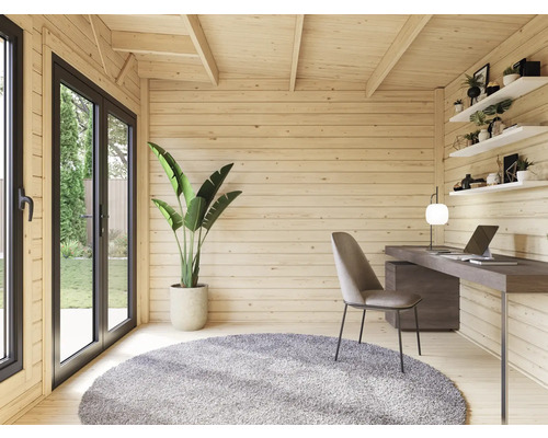 Büro in einem Gartenhaus mit Holzverkleidung, Schreibtisch, Stuhl und Teppich