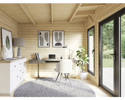 Helles Holzbüro mit Schreibtisch, Kommode, Stuhl und Teppich in einem Blockhaus.