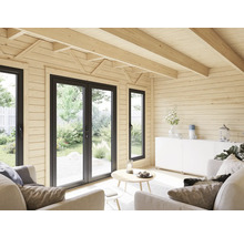 Heller Wohnraum mit Holzvertäfelung, Fenster und Doppeltür