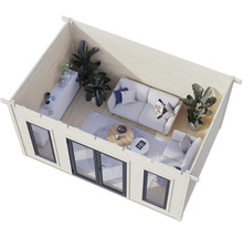 Innenansicht eines modernen Gartenhauses mit Sofa, Sessel und Couchtisch