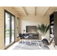 Helles Blockhaus Wohnzimmer mit Fenstertüren, Fernseher und Möbeln.