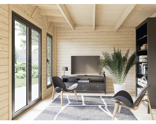 Innenraum eines Gartenhauses mit Fenstern, Möbeln und Holzwänden