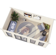 Innenansicht eines Gartenhauses mit Sofa, Sesseln, Tisch und Dekorationen