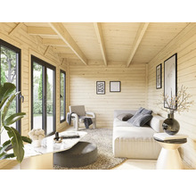 Innenansicht eines Holzhauses mit Fenstern, Sofa, Sessel und Dekoration