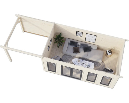 Innenansicht eines Holzgartenhauses mit Fensterfront, Sofa, Tisch und Dekoration