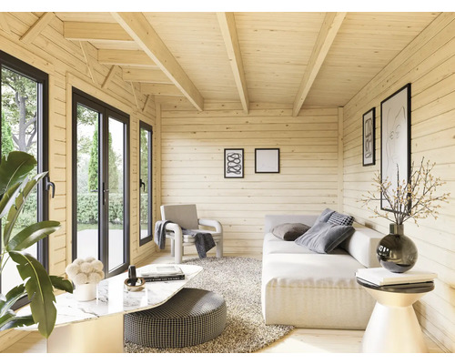 Innenansicht eines Holzhauses mit Fenstern, Tür, Sofa und Sesseln