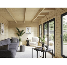 Helle Holzhütte mit Wohnbereich, Sofa, Sessel und Fenstern