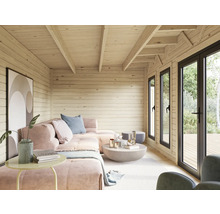 Innenansicht eines Gartenhauses mit Holzverkleidung, Sofa und Fenstern.