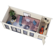 Innenansicht eines Holzhauses mit Wohnbereich und Geräteschuppen