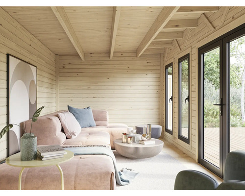 Innenansicht eines Holzhauses mit Sofa, Tisch und Fenstern für den Garten.