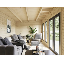 Helles Holzhaus Interieur mit Sitzgruppe, Fenstern und Zimmerpflanzen