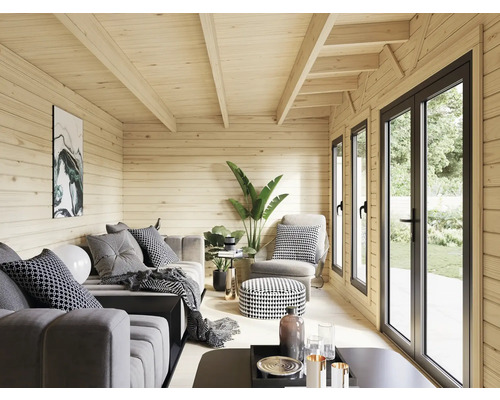 Helles Holzhaus Interieur mit Sitzgruppe, Fenstern und Zimmerpflanzen