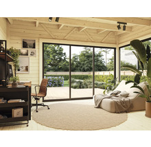 Modernes Arbeitszimmer mit Schreibtisch, Bürostuhl, Teppich und großen Fenstern mit Blick in den Garten.