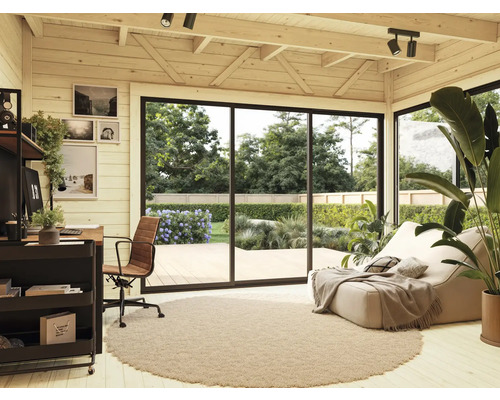 Helles Arbeitszimmer mit Schreibtisch, Bürostuhl und Tagesbett